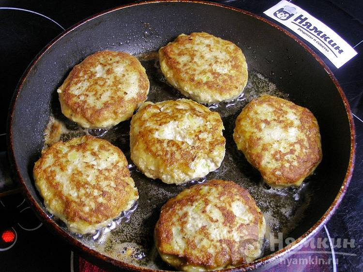 Биточки из куриного фарша и варёного картофеля на сковороде - фото шаг 6