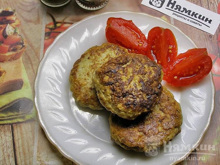 Биточки из куриного фарша и варёного картофеля на сковороде - фото шаг 7