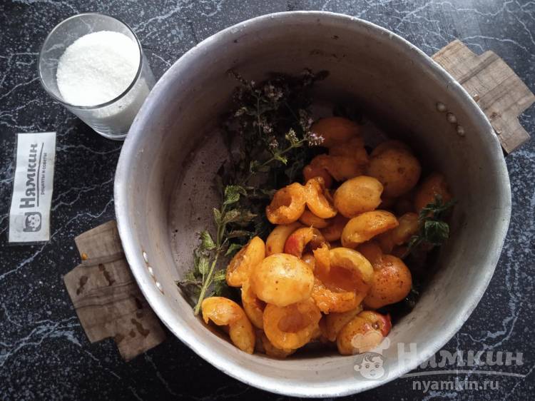 Компот из абрикосов и мяты: ароматный и полезный - фото шаг 3