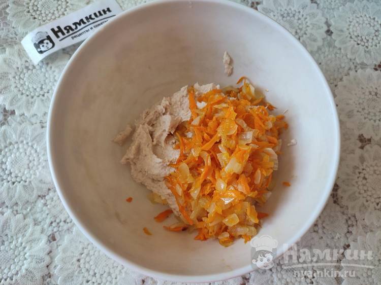 Картофельники с куриным мясом, луком и морковкой на сковороде - фото шаг 6