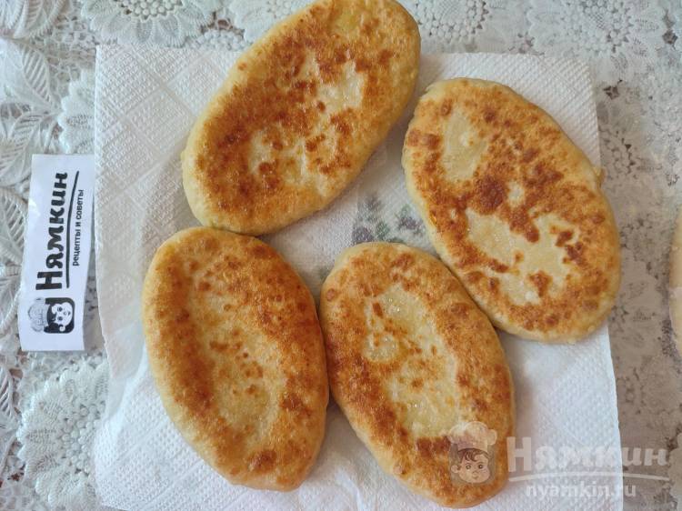 Картофельники с куриным мясом, луком и морковкой на сковороде - фото шаг 12