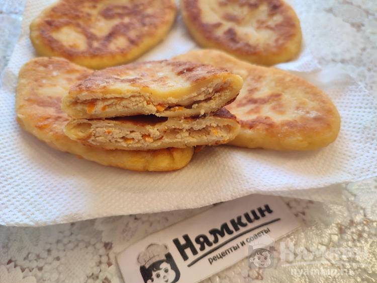 Картофельники с куриным мясом, луком и морковкой на сковороде - фото шаг 13