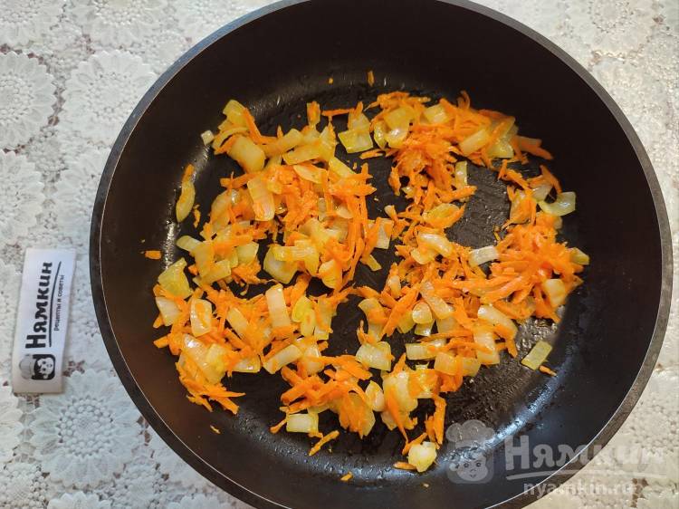 Куриные бедра на сковороде - в сметанном, томатном, соевом соусах, с овощами и картошкой
