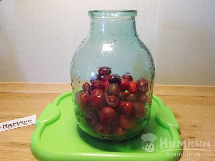 Сливовый компот в трехлитровой банке на зиму - фото шаг 1