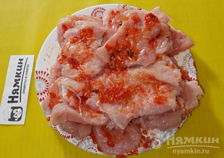 Отбивные из индейки в томатном маринаде на сковороде - фото шаг 2