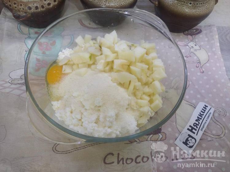 Творожная запеканка в духовке с манкой и грушами - фото шаг 4