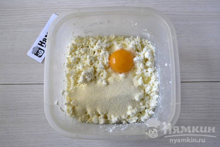 Творожные оладьи с манкой и яблоками на сковороде - фото шаг 1