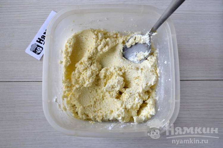 Творожные оладьи с манкой и яблоками на сковороде - фото шаг 2
