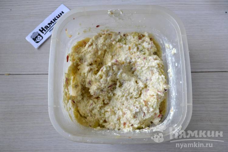 Творожные оладьи с манкой и яблоками на сковороде - фото шаг 4
