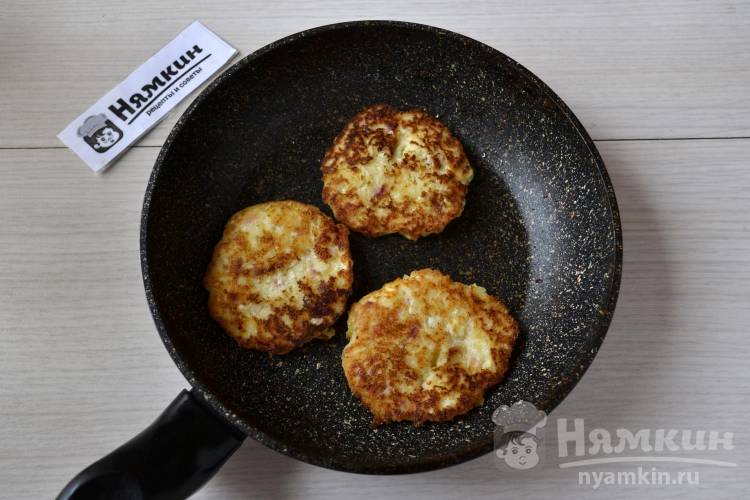 Творожные оладьи с манкой и яблоками на сковороде - фото шаг 6