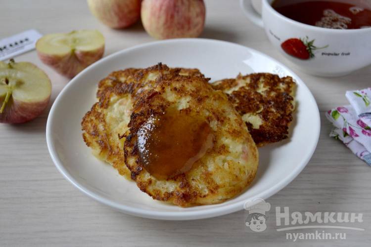 Творожные оладьи с манкой и яблоками на сковороде - фото шаг 7