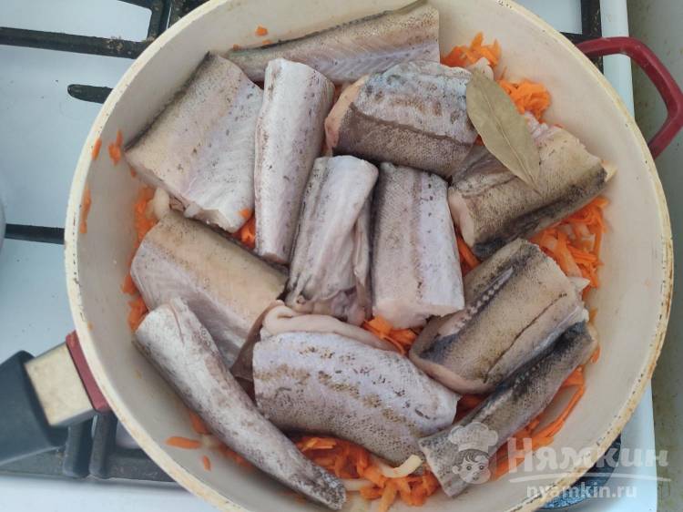 Минтай с морковью и луком на сковороде
