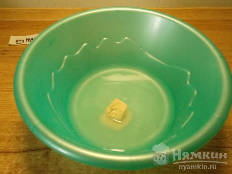 Простой дрожжевой домашний хлеб на воде в духовке - фото шаг 1