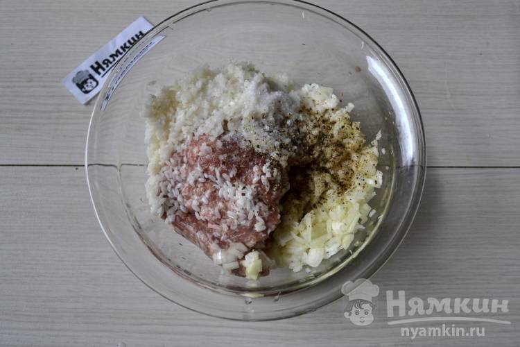 Классические фаршированные болгарские перцы с мясным фаршем и рисом - фото шаг 2