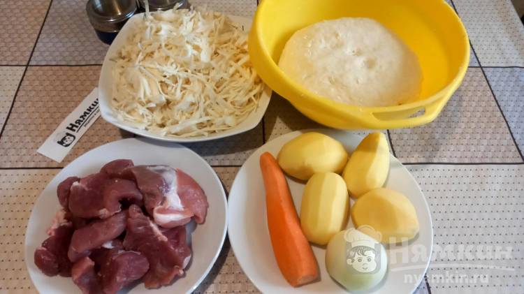 Штрудли из дрожжевого теста с мясом на овощной подушке - фото шаг 1