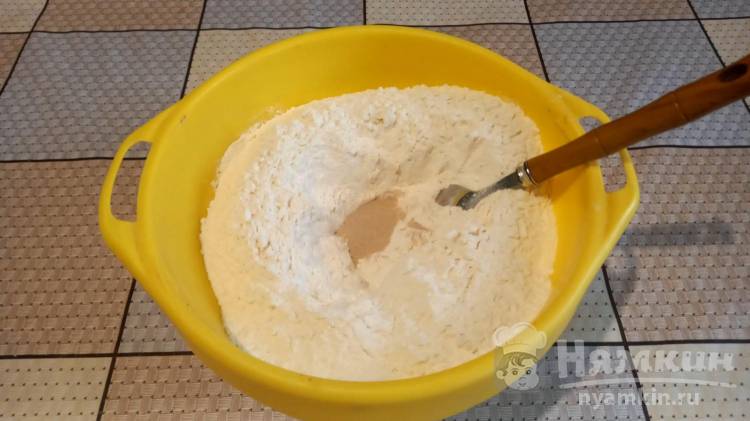 Штрудли из дрожжевого теста с мясом на овощной подушке - фото шаг 2