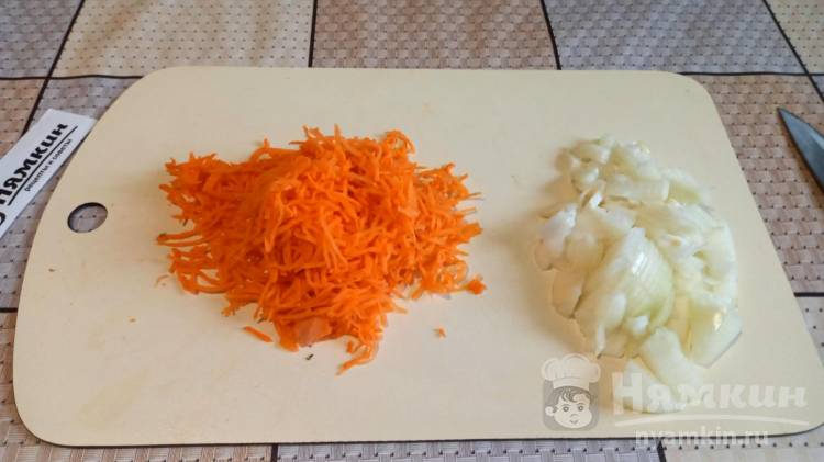 Штрудли из дрожжевого теста с мясом на овощной подушке - фото шаг 5