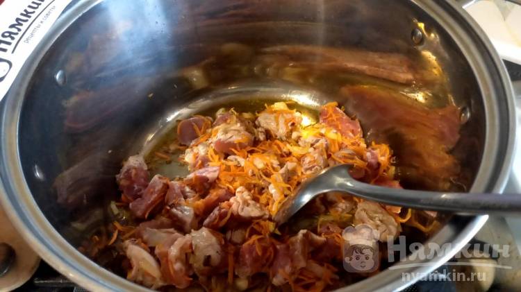 Штрудли из дрожжевого теста с мясом на овощной подушке - фото шаг 7