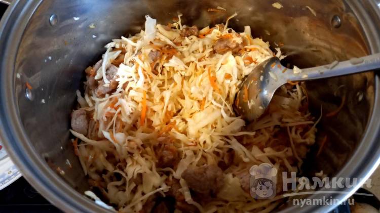 Штрудли из дрожжевого теста с мясом на овощной подушке - фото шаг 8