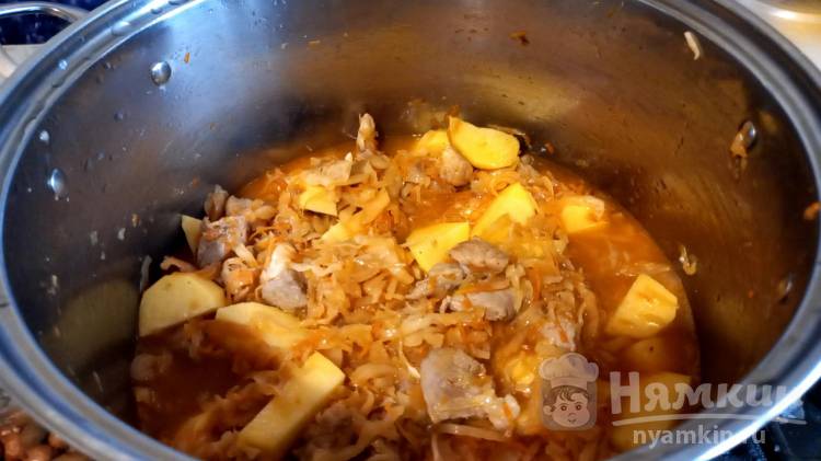 Штрудли из дрожжевого теста с мясом на овощной подушке - фото шаг 12