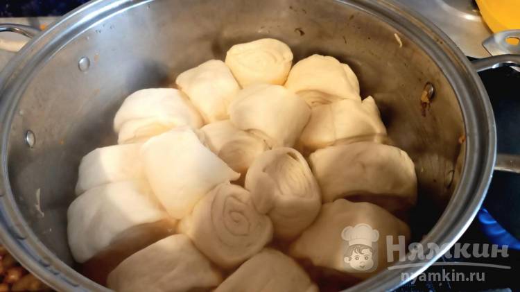 Штрудли из дрожжевого теста с мясом на овощной подушке - фото шаг 13