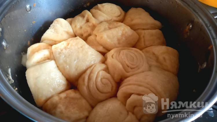 Штрудли из дрожжевого теста с мясом на овощной подушке - фото шаг 14