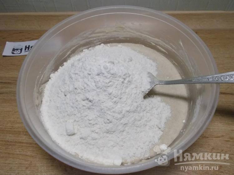 Открытый пирог на ржаной закваске с сосисками и сыром а-ля пицца - фото шаг 3