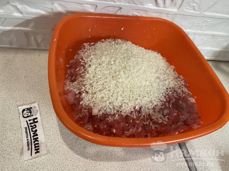 Ёжики из домашнего свиного фарша с рисом и репчатым луком - фото шаг 7