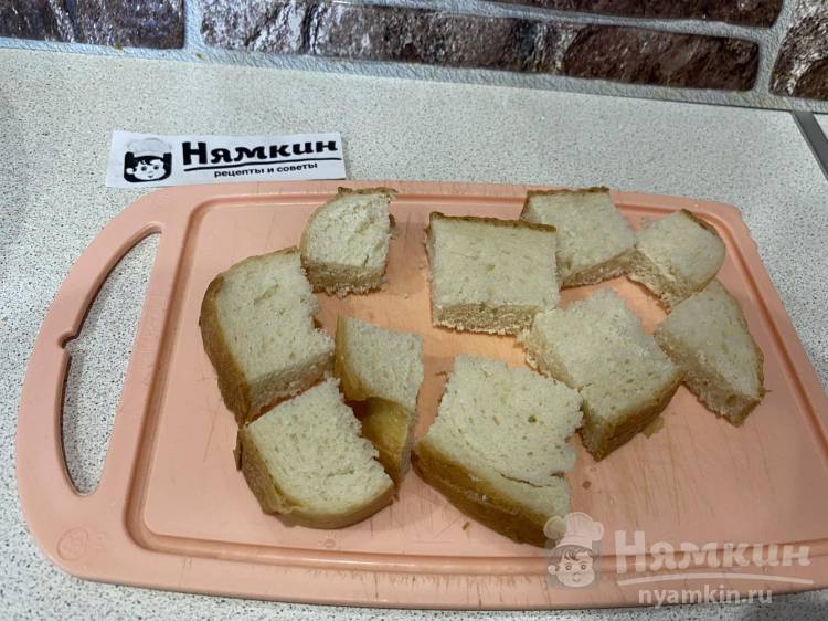 Яичница с гренками из батона на оливковом масле - фото шаг 2