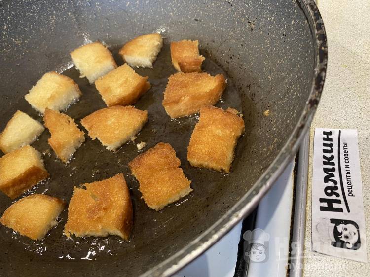 Яичница с гренками из батона на оливковом масле - фото шаг 4