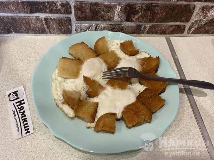 Яичница с гренками из батона на оливковом масле - фото шаг 7