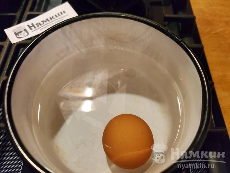 Рулетики из мясных котлет и варёных яиц в листьях салата - фото шаг 1