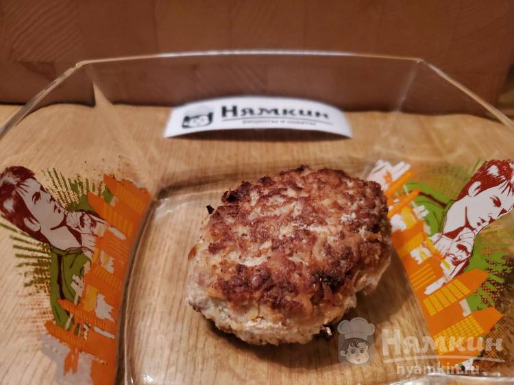 Рулетики из мясных котлет и варёных яиц в листьях салата - фото шаг 2