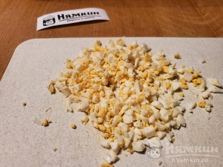 Рулетики из мясных котлет и варёных яиц в листьях салата - фото шаг 4