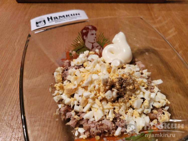 Рулетики из мясных котлет и варёных яиц в листьях салата - фото шаг 5
