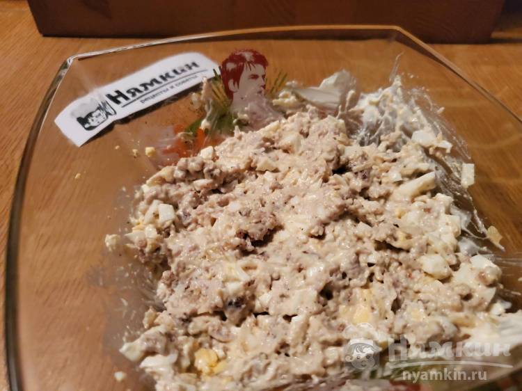 Рулетики из мясных котлет и варёных яиц в листьях салата - фото шаг 6