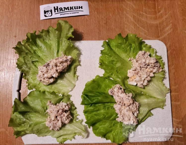 Рулетики из мясных котлет и варёных яиц в листьях салата - фото шаг 7