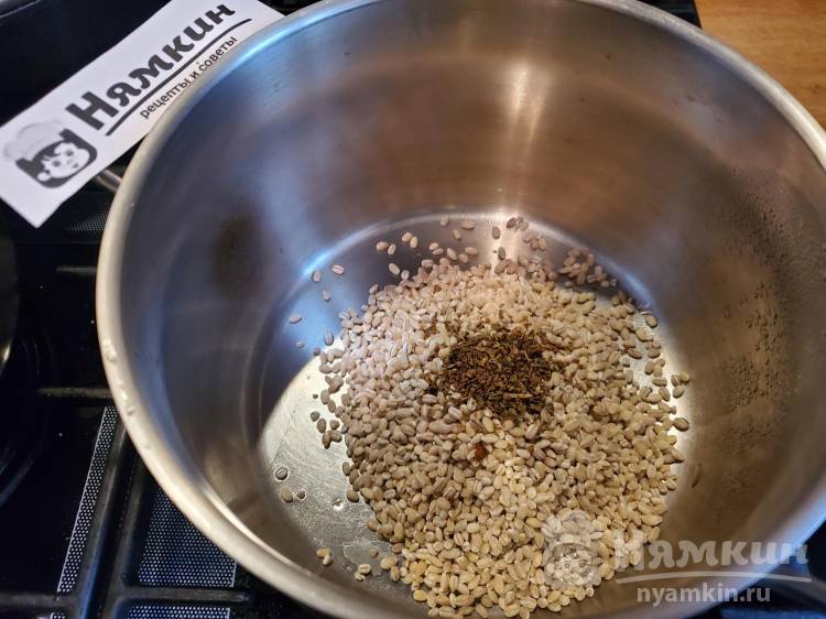 Салат из консервированной горбуши с перловой кашей, стеблем сельдерея и огурцом - фото шаг 1