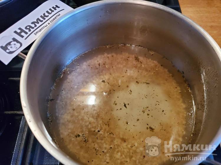 Салат из консервированной горбуши с перловой кашей, стеблем сельдерея и огурцом - фото шаг 2