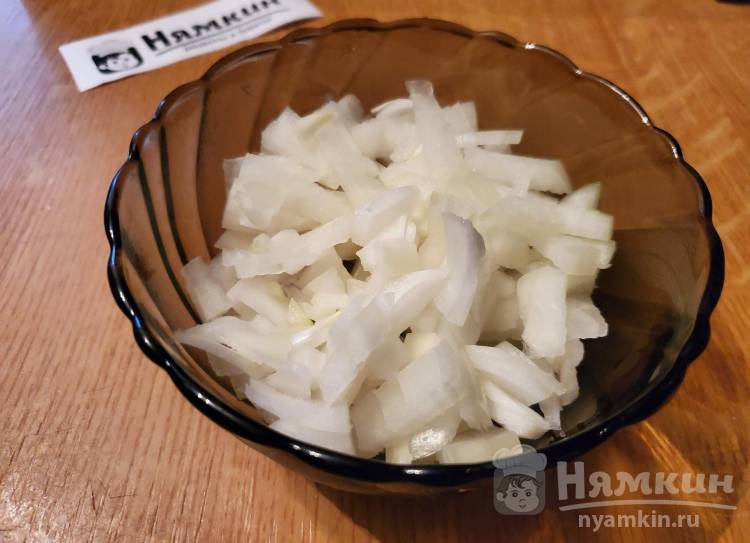 Салат из консервированной горбуши с перловой кашей, стеблем сельдерея и огурцом - фото шаг 3