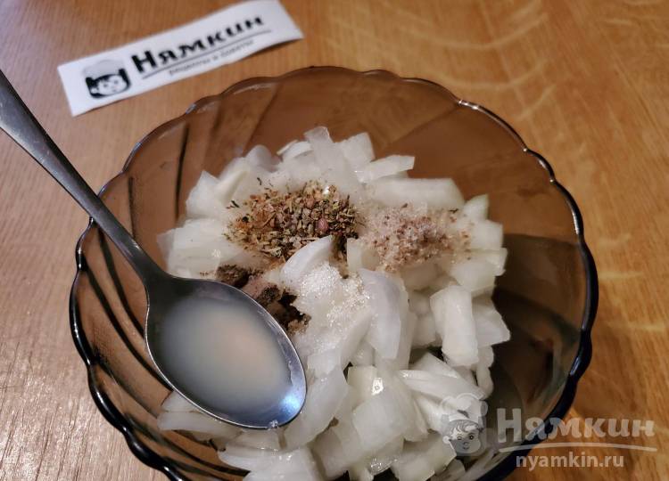 Салат из консервированной горбуши с перловой кашей, стеблем сельдерея и огурцом - фото шаг 4