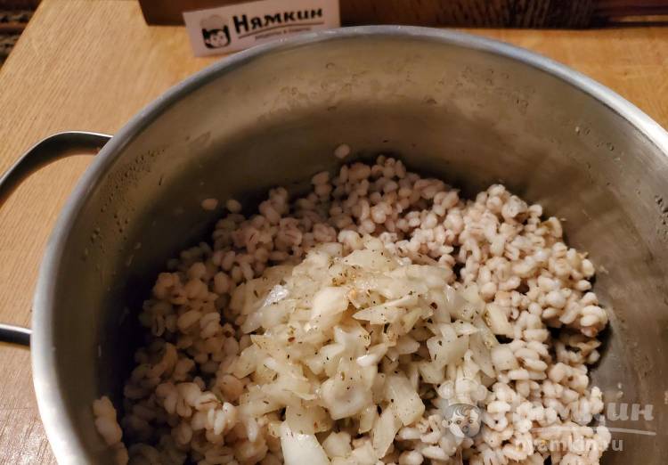 Салат из консервированной горбуши с перловой кашей, стеблем сельдерея и огурцом - фото шаг 6