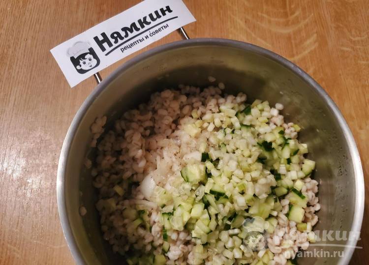 Салат из консервированной горбуши с перловой кашей, стеблем сельдерея и огурцом - фото шаг 8