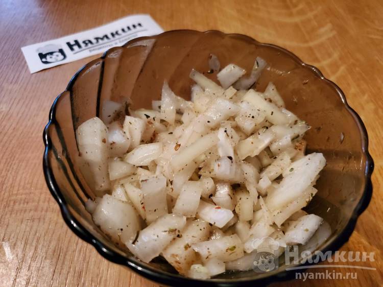 Салат из консервированной горбуши с перловой кашей, стеблем сельдерея и огурцом - фото шаг 5