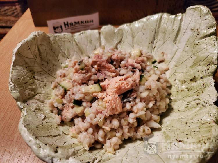 Салат из консервированной горбуши с перловой кашей, стеблем сельдерея и огурцом - фото шаг 10