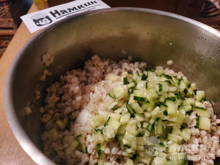 Салат из консервированной горбуши с перловой кашей, стеблем сельдерея и огурцом - фото шаг 7