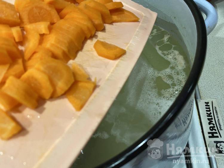 Домашняя суп-лапша с целой курицей и овощами - фото шаг 6