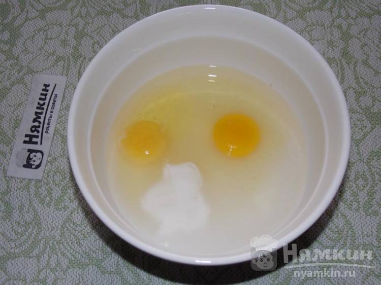 Вкусные тонкие блинчики на воде и сметане - фото шаг 2