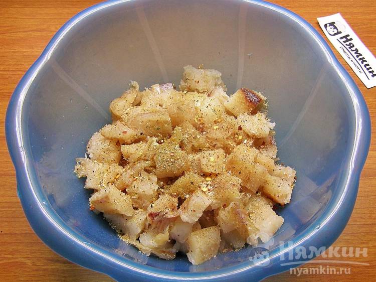 Заливной пирог с рыбными консервами и рисом на майонезе и сметане: рецепт - Лайфхакер