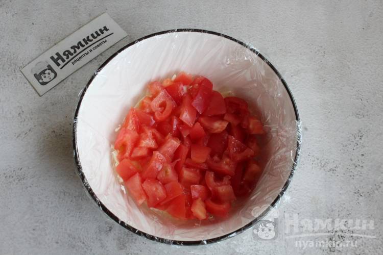 Новогодний слоеный салат с курицей, помидорами и сыром - фото шаг 2